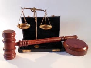 Marteau d'un juge et d'une balance