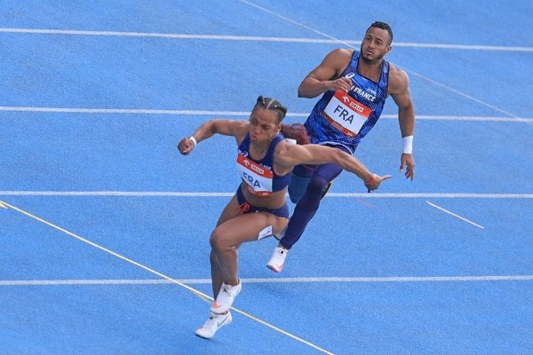 2 personnes courent pendant une compétition d'athlétisme.