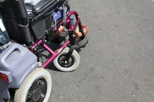 Un fauteuil roulant