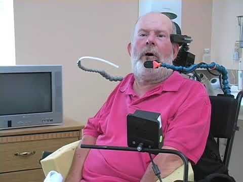 Un homme en fauteuil roulant, il le contrôle grâce à sa voix